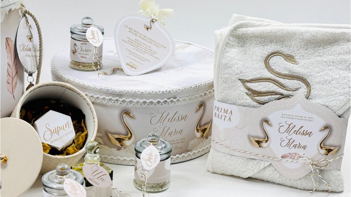 SET PRIMA BĂIȚĂ DUPĂ BOTEZ Ritualul blând al apei vegheat de nași Swan Feather 42